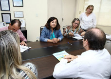 Prefeita Délia Razuk e os gerentes José Zani e Paula Schwind assinaram contratos na manhã desta terça, no Gabinete 