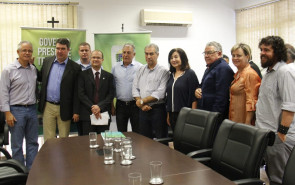 Délia e Reinaldo firmam convênio  para a campanha 'Dourados Brilha'