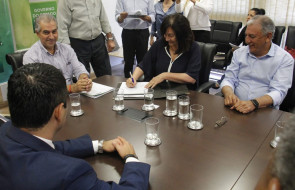 Délia e Reinaldo firmam convênio  para a campanha 'Dourados Brilha'