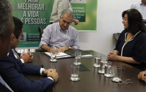 Délia e Reinaldo firmam convênio  para a campanha 'Dourados Brilha'