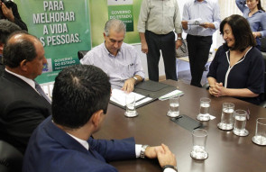 Délia e Reinaldo firmam convênio  para a campanha 'Dourados Brilha'