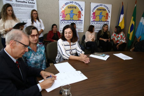 Prefeita empossa conselheiros e suplentes do segundo Conselho Tutelar de Dourados