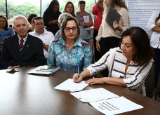 Os novos conselheiros tutelares tomaram posse em cerimônia realizada na sala de reuniões da prefeitura