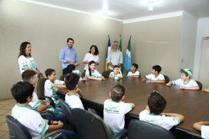 Alunos do ensino fundamental conhecem a prefeitura e apresentam projeto