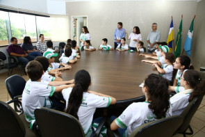 Alunos do ensino fundamental conhecem a prefeitura e apresentam projeto