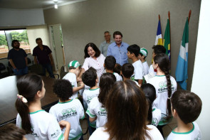 Alunos do ensino fundamental conhecem a prefeitura e apresentam projeto