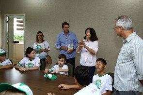 Alunos do ensino fundamental conhecem a prefeitura e apresentam projeto