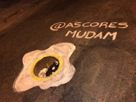 Jovens pintam buracos de rua e fazem prefeitura tapar 90% deles