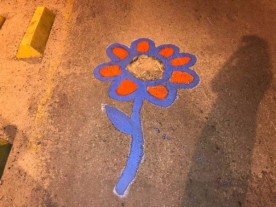 Jovens pintam buracos de rua e fazem prefeitura tapar 90% deles