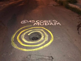 Jovens pintam buracos de rua e fazem prefeitura tapar 90% deles
