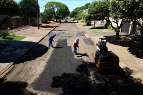 Equipes da Semsur e Semop intensificam tapa-buraco em Dourados