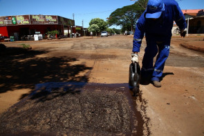 Equipes da Semsur e Semop intensificam tapa-buraco em Dourados