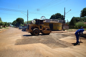 Equipes da Semsur e Semop intensificam tapa-buraco em Dourados
