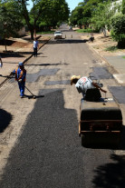 Equipes da Semsur e Semop intensificam tapa-buraco em Dourados