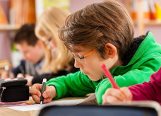 Criança estudando