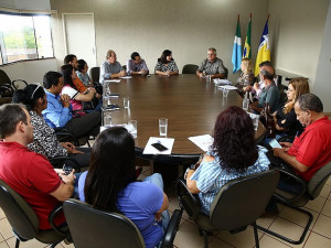 Prefeita Délia Razuk reunida com representantes de entidades que mantêm convênio com o município
