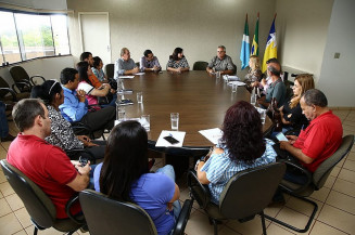 Prefeita Délia Razuk reunida com representantes de entidades que mantêm convênio com o município