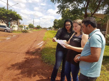 Vereadora Daniela mostra autorização de recursos do Ministério das Cidades para a presidente da associação dos Moradores Márcia Yala e o vice-presidente Gilmar