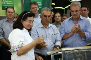 Délia e Reinaldo assinam autorização de obras para Dourados