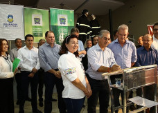 Governador Reinaldo Azambuja e prefeita Délia Razuk assinaram ordens de serviço, nesta sexta, nas áreas de saúde e infraestrutura urbana