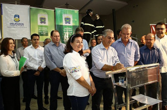 Governador Reinaldo Azambuja e prefeita Délia Razuk assinaram ordens de serviço, nesta sexta, nas áreas de saúde e infraestrutura urbana
