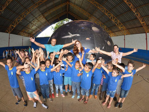 Alunos da escola Perequeté, em Itahum, vislumbrados com o Planetário