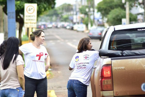 Entrega de kits no semáforo próximo ao shopping fez parte das atividades no Dia D de prevenção à Aids