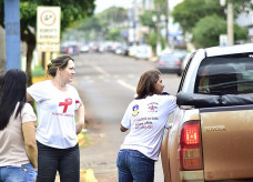 Entrega de kits no semáforo próximo ao shopping fez parte das atividades no Dia D de prevenção à Aids
