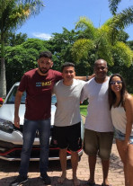 Anitta sorteia viagem e carro 0 Km  para seus funcionários em confraternização