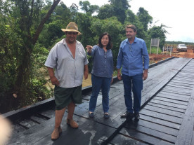 Prefeita Délia vistoria ponte reformada no Barro Preto