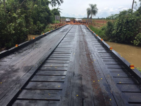 Prefeita Délia vistoria ponte reformada no Barro Preto