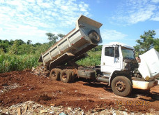 Caminhão flagrado descartando restos de construção civil em área de proteção ambiental foi apreendido e o proprietário multado