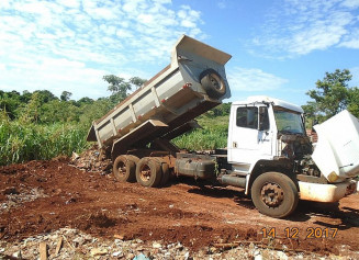 Caminhão flagrado descartando restos de construção civil em área de proteção ambiental foi apreendido e o proprietário multado