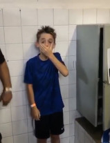 Filho de Danielle Winits  chora ao  conhecer Neymar