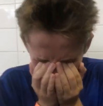 Filho de Danielle Winits  chora ao  conhecer Neymar