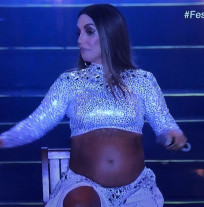 Ivete Sangalo faz show sentada: “Barriga está pesada”