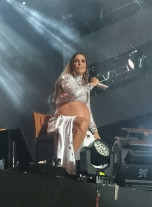 Ivete Sangalo faz show sentada: “Barriga está pesada”