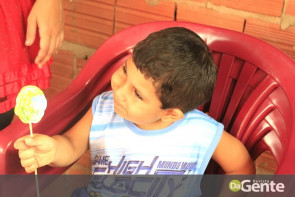 Ação voluntária realiza festinha de aniversário ao pequeno guerreiro Lelê