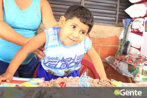Ação voluntária realiza festinha de aniversário ao pequeno guerreiro Lelê