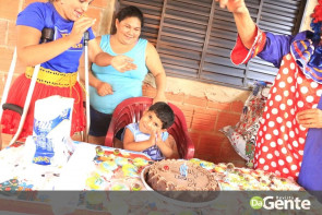 Ação voluntária realiza festinha de aniversário ao pequeno guerreiro Lelê