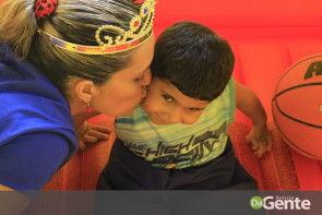 Ação voluntária realiza festinha de aniversário ao pequeno guerreiro Lelê