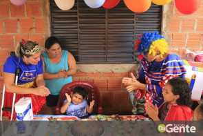 Ação voluntária realiza festinha de aniversário ao pequeno guerreiro Lelê