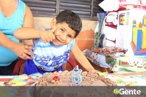 Ação voluntária realiza festinha de aniversário ao pequeno guerreiro Lelê