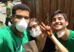 Universitários vendem livros pra reformar escola