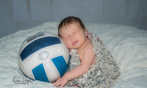 Foto de bebê amparada por luvas de pai falecido faz sucesso na internet