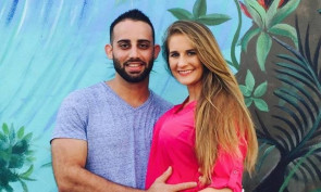 Foto de bebê amparada por luvas de pai falecido faz sucesso na internet