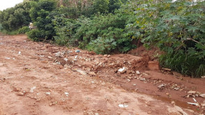 Abandono: Moradores do Argemiro Ortega e Bela Vista reclamam de água parada e rua intransitável na cidade