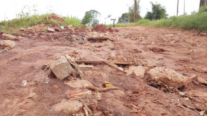 Abandono: Moradores do Argemiro Ortega e Bela Vista reclamam de água parada e rua intransitável na cidade