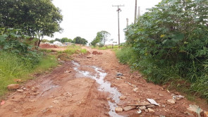 Abandono: Moradores do Argemiro Ortega e Bela Vista reclamam de água parada e rua intransitável na cidade