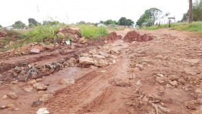 Abandono: Moradores do Argemiro Ortega e Bela Vista reclamam de água parada e rua intransitável na cidade